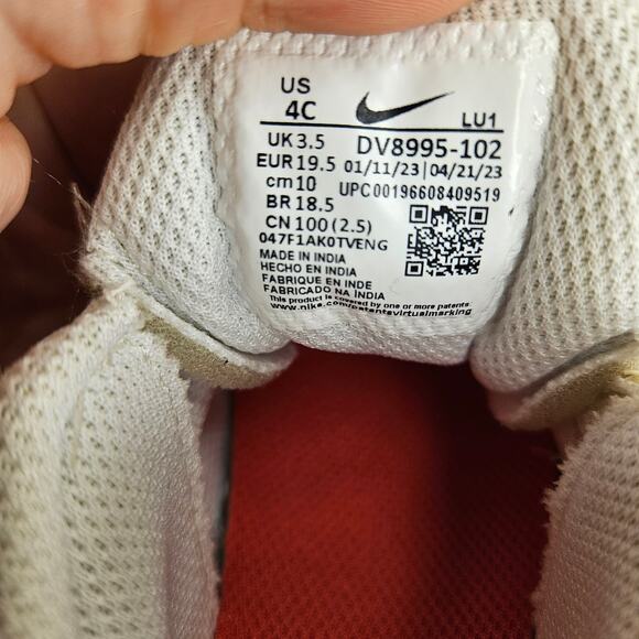 Nike Boys Team Hustle D11 Basketball Shoe White Red sz 4C. - Picture 9 of 9